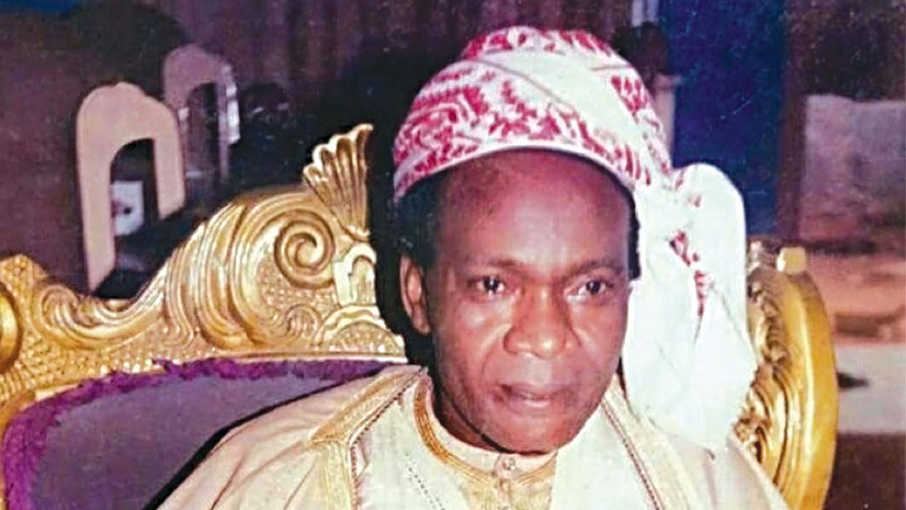 Oba Momodu I and Royal Court